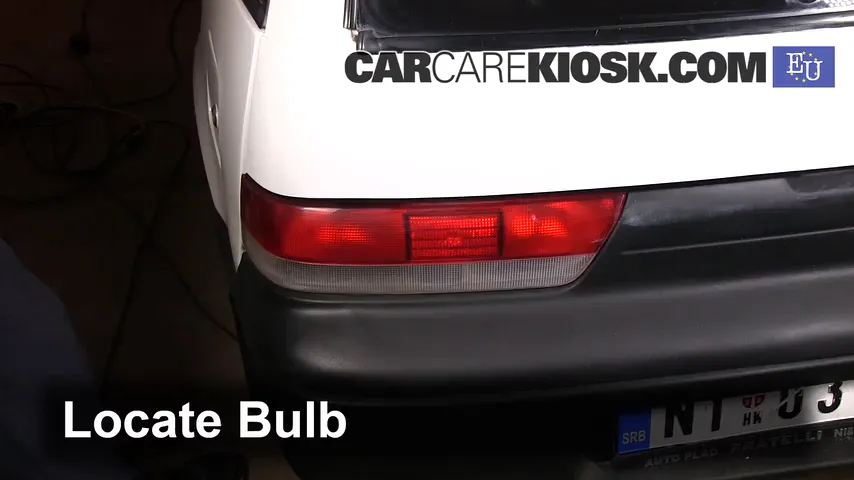 2002 Suzuki Swift GLS 1.0L 3 Cyl. Éclairage Feu clignotant arrière (remplacer l'ampoule)